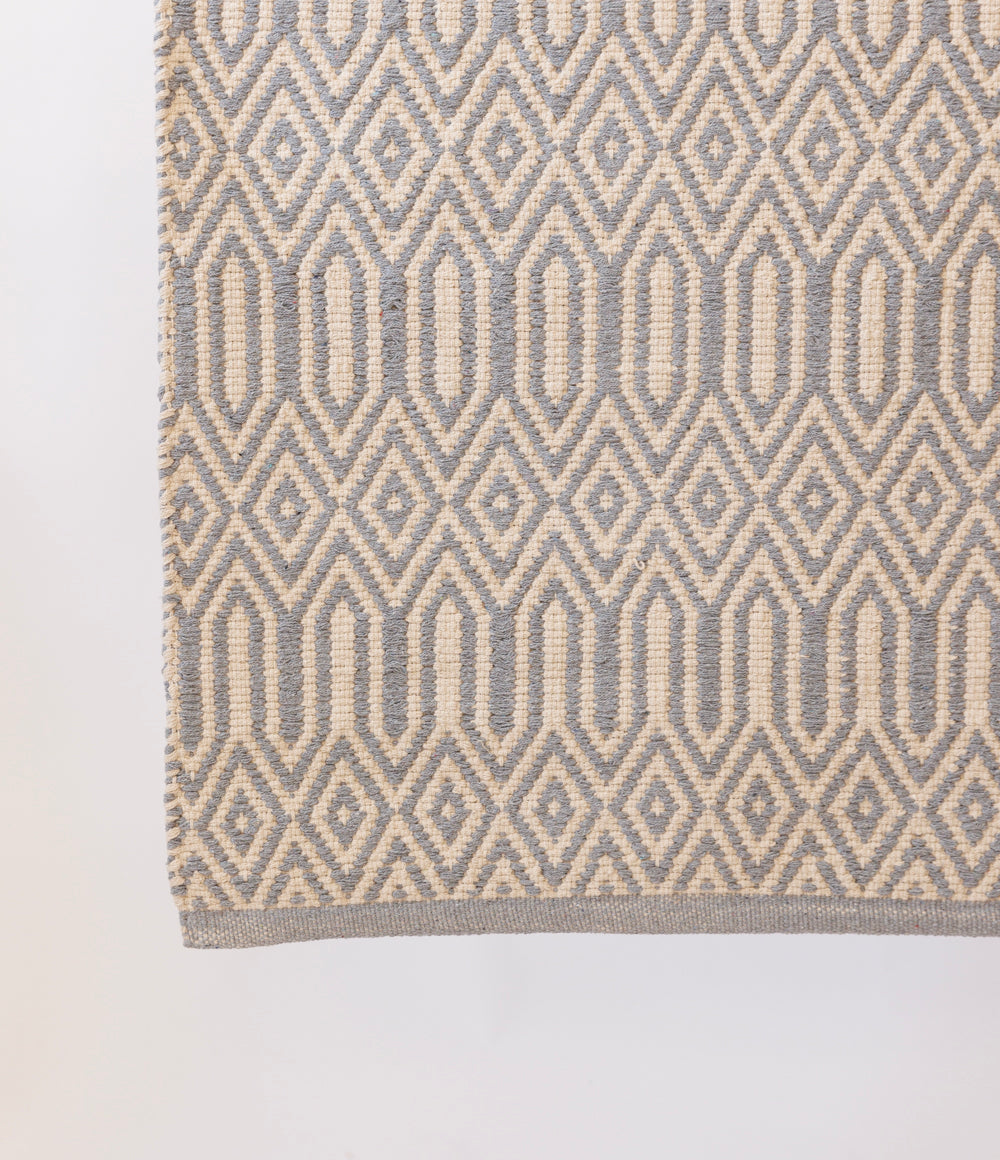 שטיח מעויינים מיכל אפור