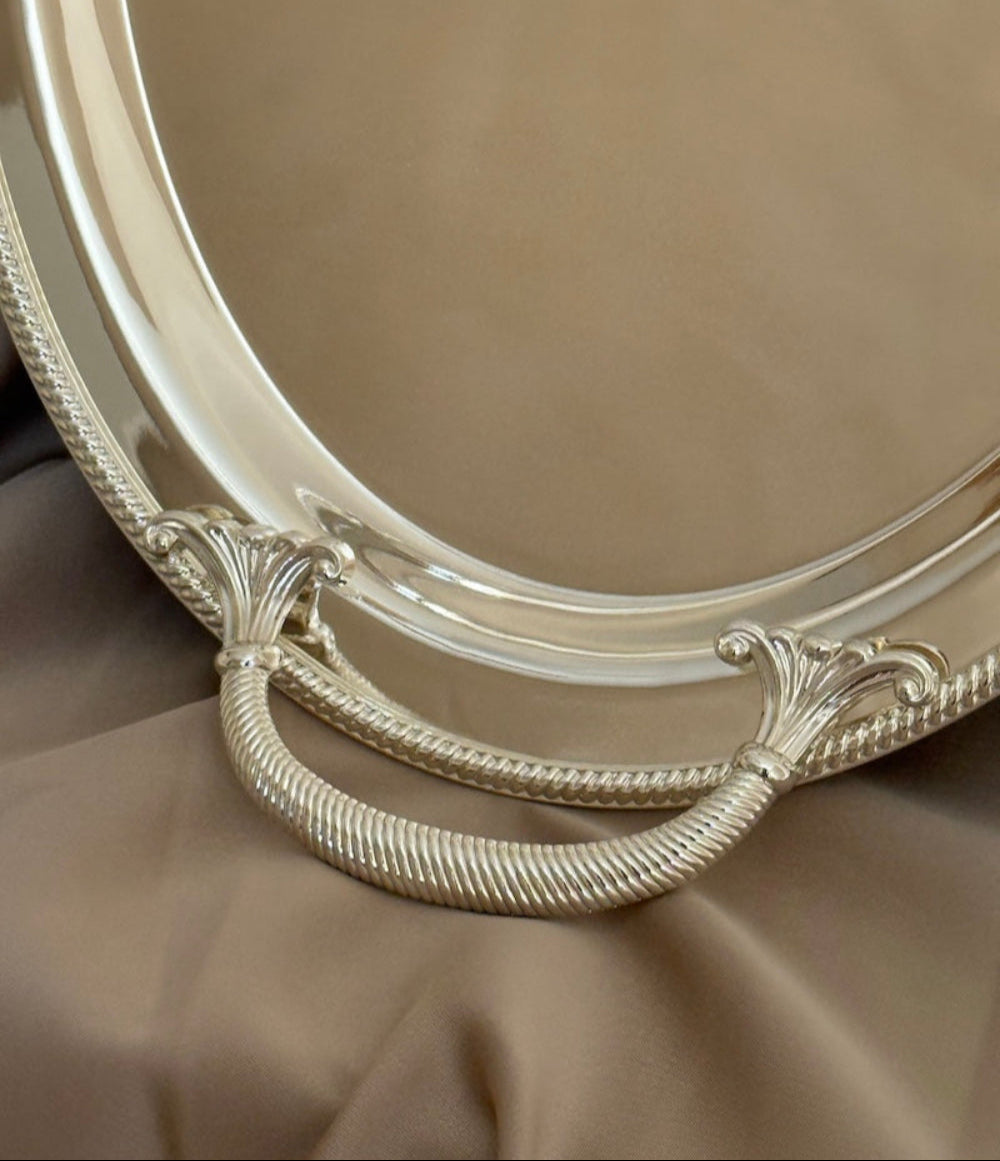 מגש אובלי ציפוי כסף עם ידיות ועיטורים עדינים