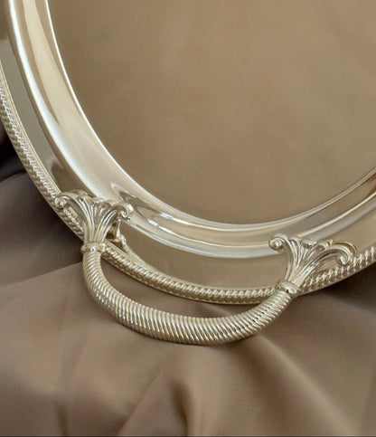 מגש אובלי ציפוי כסף עם ידיות ועיטורים עדינים