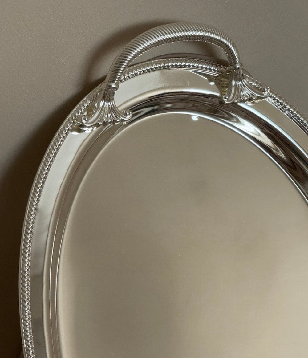 מגש אובלי ציפוי כסף עם ידיות ועיטורים עדינים